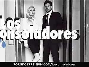 LOS CONSOLADORES - Julia De Lucia loves horny foursome